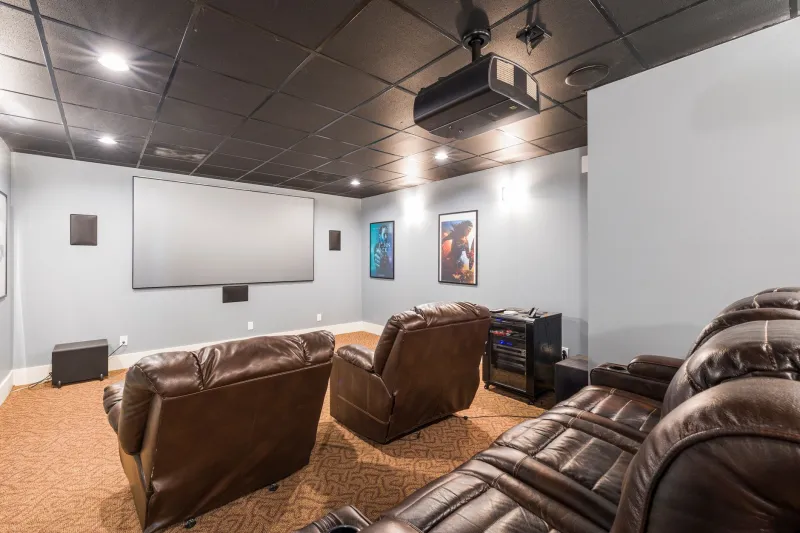 Cinema em Casa: Como Montar um Home Theater Elegante sem Abrir Mão do Design da Sala
